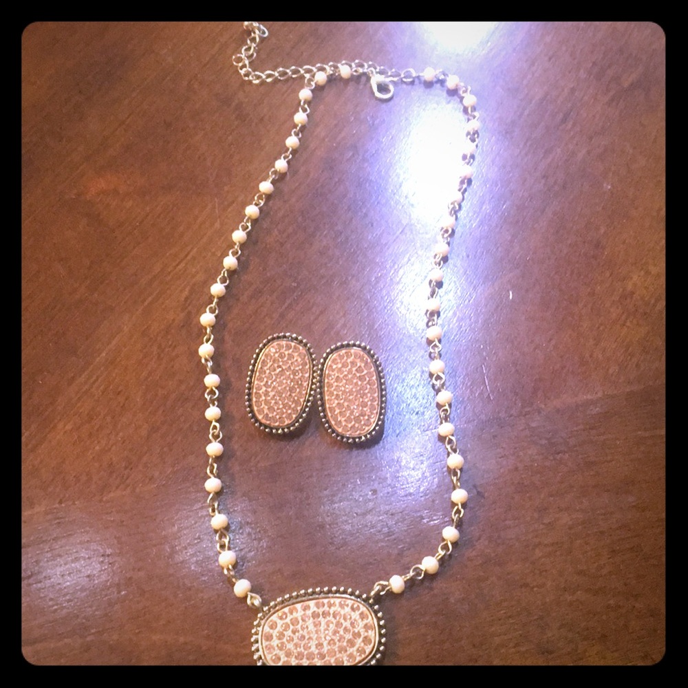 Necklace and earrings.. it’s a set